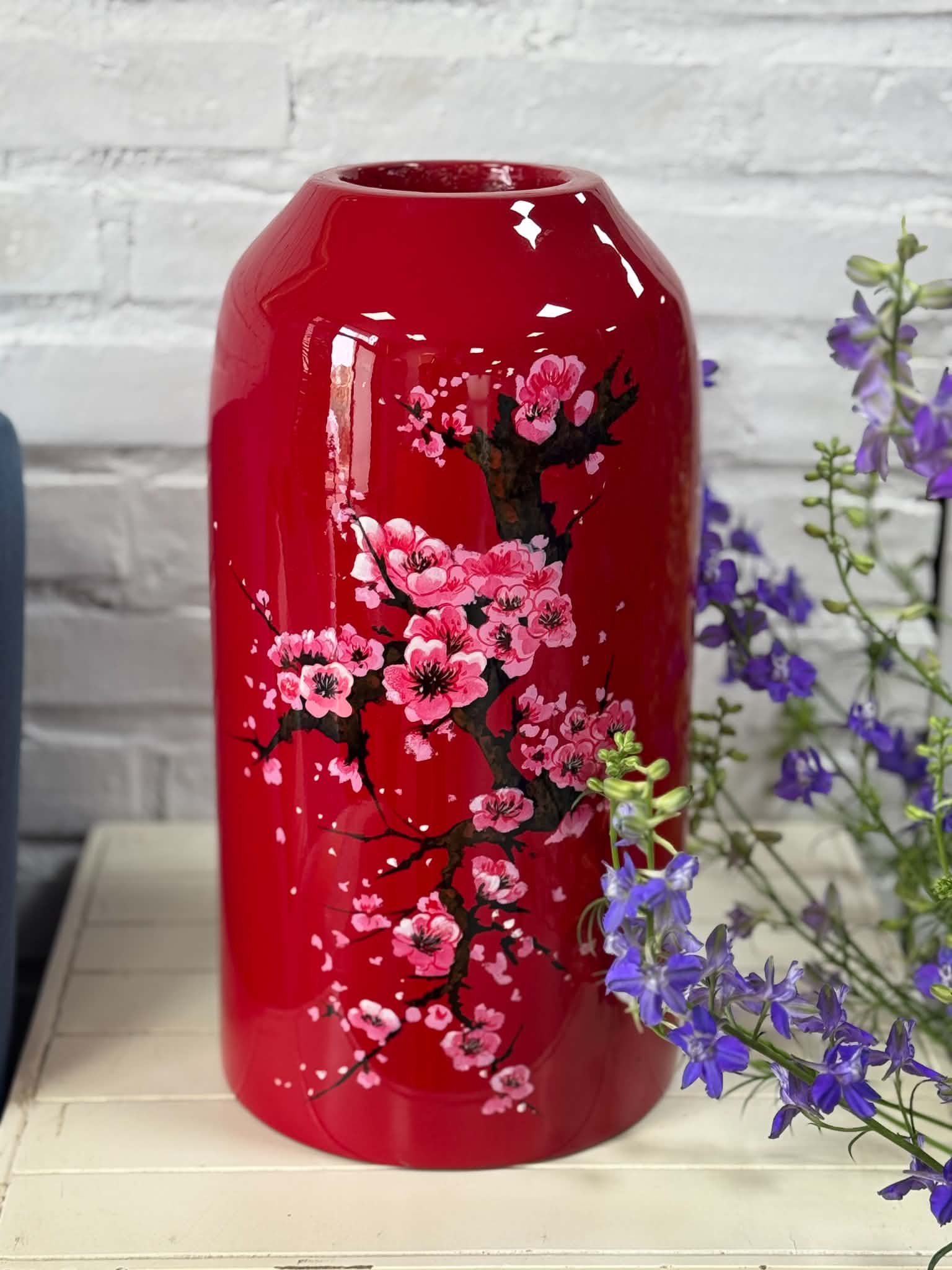 Red lacquer vase decorated with pink blossoms